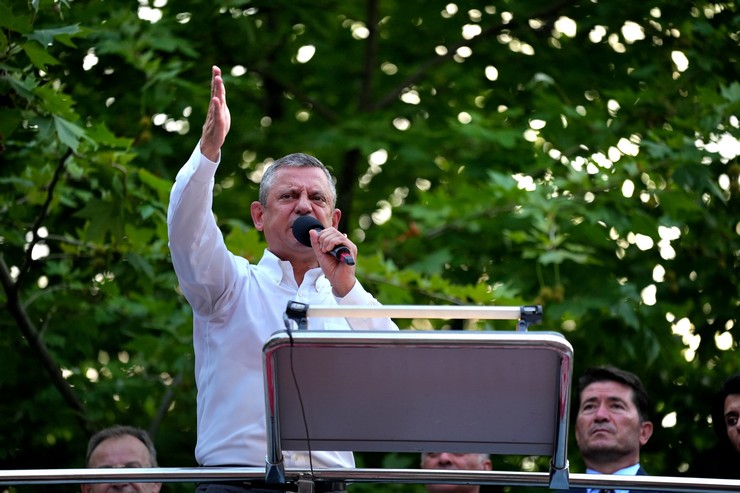 chp-genel-baskani-ozgur-ozel-millet-iradesine-sahip-cikiyor-mitingi-icin-trabzona-geldi-4.jpg