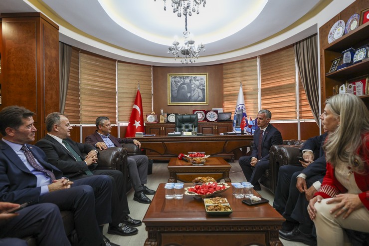 chp-genel-baskani-ozgur-ozel-trabzonda-konustu-5.jpg