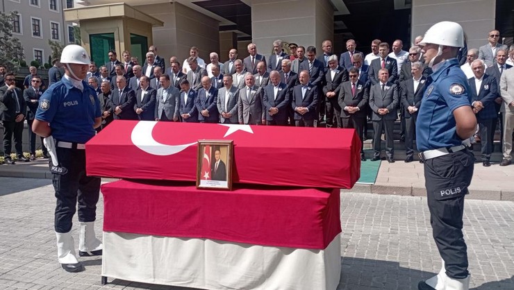 erol-karaomeroglu-icin-icisleri-bakanliginda-toren-duzenlendi-1.jpg