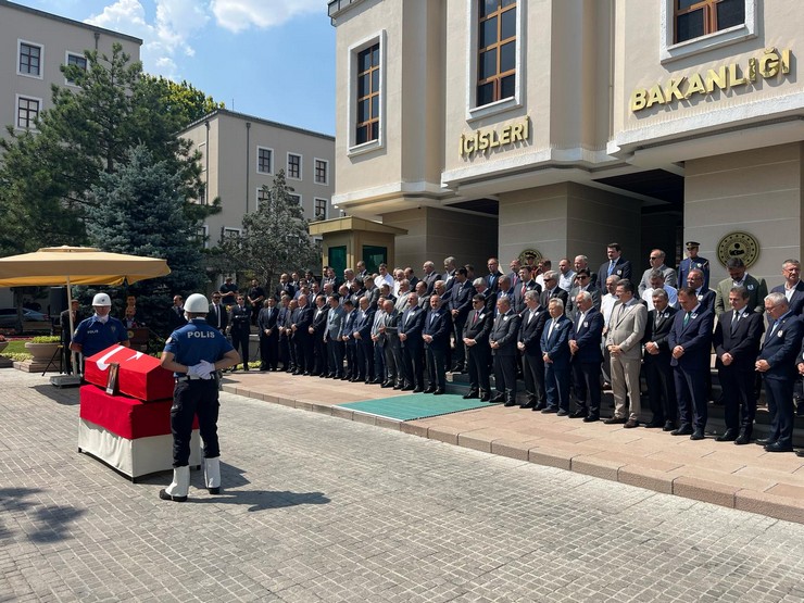 erol-karaomeroglu-icin-icisleri-bakanliginda-toren-duzenlendi-3.jpg