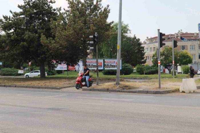 Hem Kask Takmadı Hem De Motosikletiyle Yaya Geçidinden Geçti