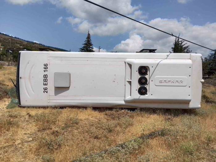 Belediye Otobüsü Devrildi: 3 Yaralı