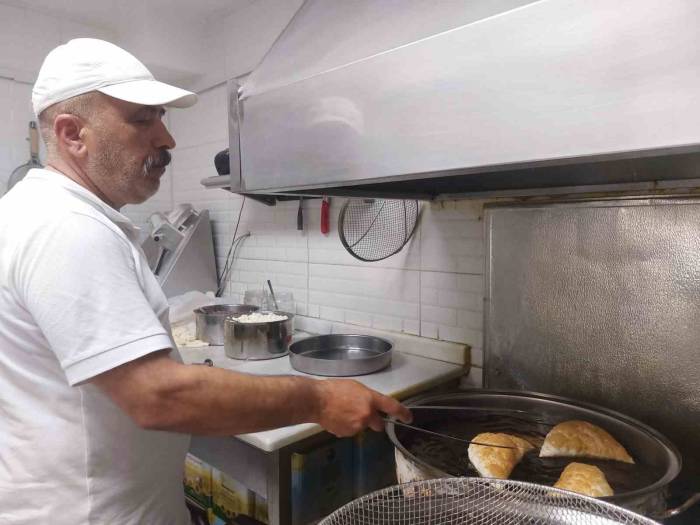 Sıcak Havalarda Güçlükle Çalışan Çibörek Ustasının Motivasyon Kaynağı Misafirler