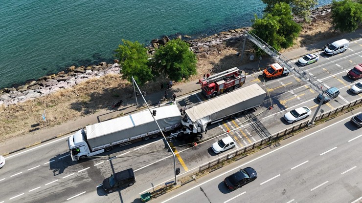 giresunda-zincirleme-trafik-kazasinda-tir-surucusu-oldu-2.jpg