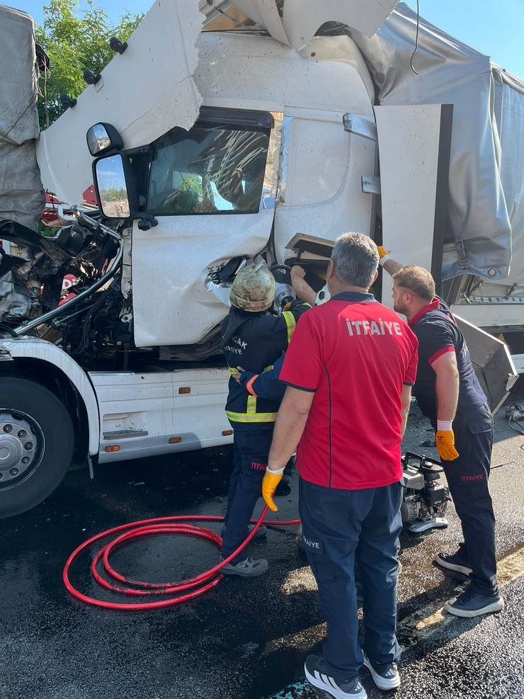 giresunda-zincirleme-trafik-kazasinda-tir-surucusu-oldu-4.jpg