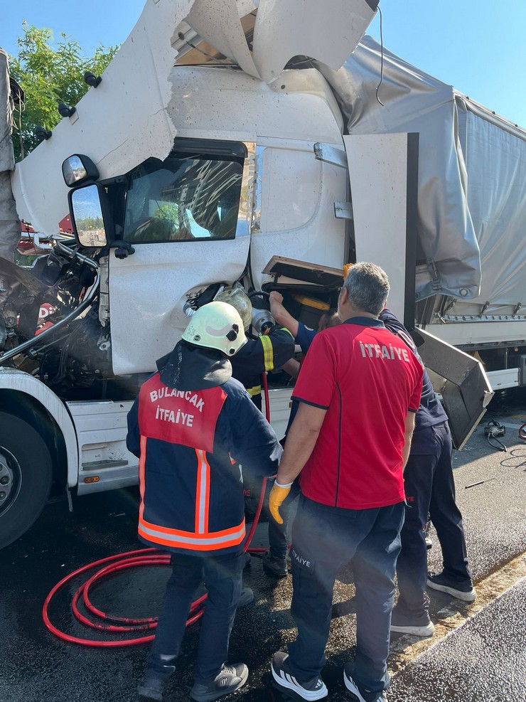 giresunda-zincirleme-trafik-kazasinda-tir-surucusu-oldu-5.jpg