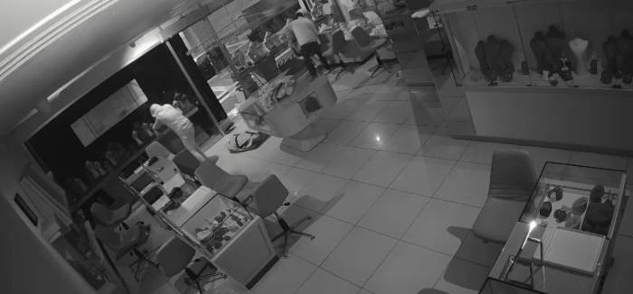 Fatih’te Şüpheliler Kuyumcudan 600 Bin Dolar Değerinde Ziynet Eşyası Çaldı