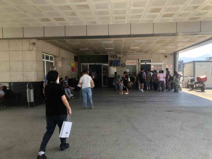 İzmir’de Fabrikada Gıda Zehirlenmesi İddiası: 68 İşçi Hastanelik Oldu