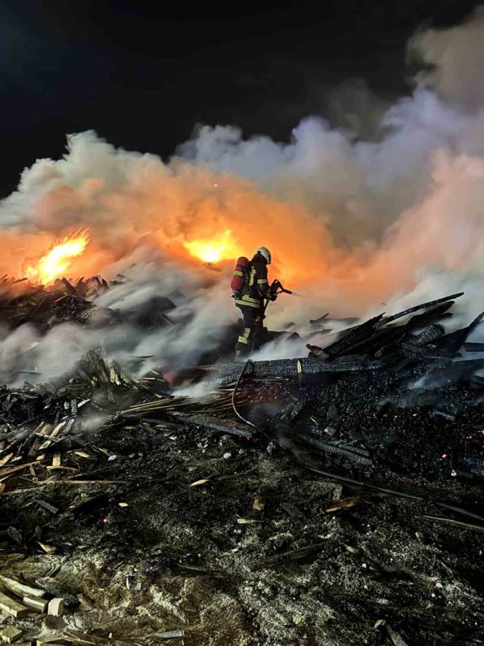 Kereste Fabrikasındaki Yangın Büyümeden Söndürüldü