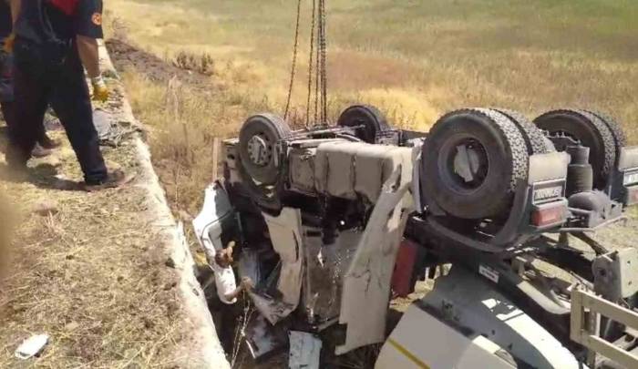 Şanlıurfa’da Kum Kamyonu Şarampole Devrildi: 2 Yaralı