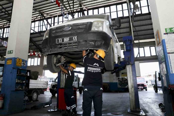 Mersin’de Belediye Araçları Kendi Atölyelerinde Onarılıyor