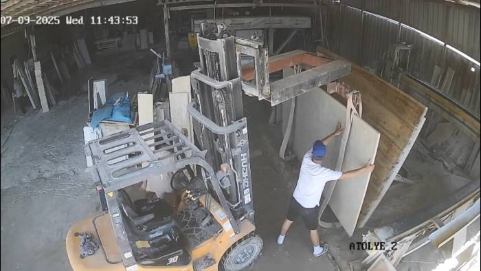 Mermer Tablanın Altında Kalan 19 Yaşındaki Genç Hayatını Kaybetti