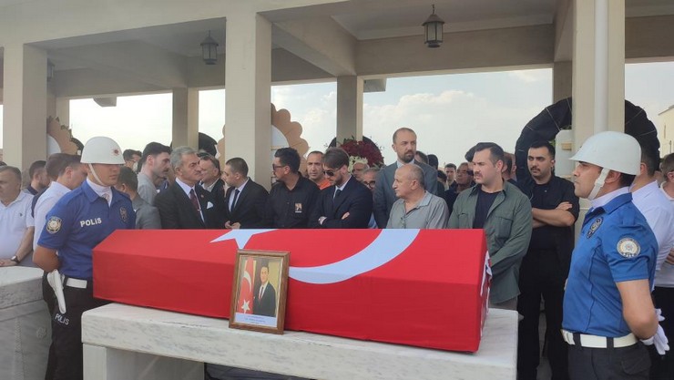 sivasta-ailesi-ile-birlikte-gecirdigi-trafik-kazasi-sonucu-hayatini-kaybeden-rizeli-eski-vali-ve-mulkiye-basmufettisi-erol-karaomeroglu-ankarada-son-yolculuguna-ugurl-001.jpg