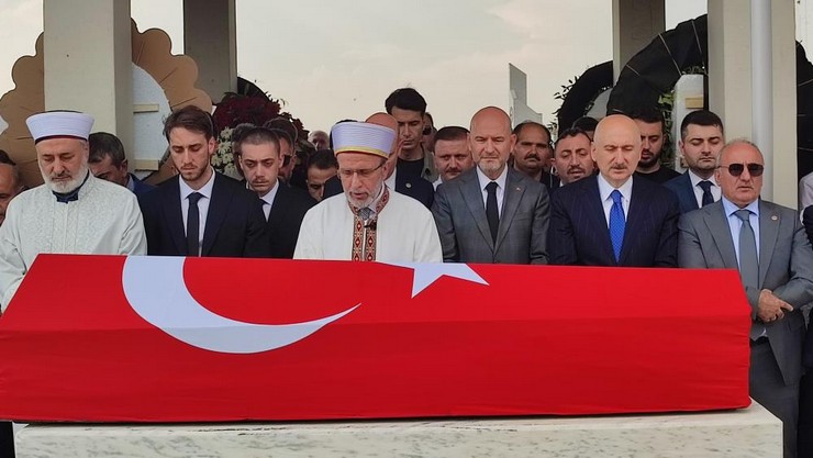 sivasta-ailesi-ile-birlikte-gecirdigi-trafik-kazasi-sonucu-hayatini-kaybeden-rizeli-eski-vali-ve-mulkiye-basmufettisi-erol-karaomeroglu-ankarada-son-yolculuguna-ugurl-3-001.jpg