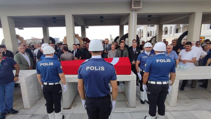 sivasta-ailesi-ile-birlikte-gecirdigi-trafik-kazasi-sonucu-hayatini-kaybeden-rizeli-eski-vali-ve-mulkiye-basmufettisi-erol-karaomeroglu-ankarada-son-yolculuguna-ugurl-4-001.jpg