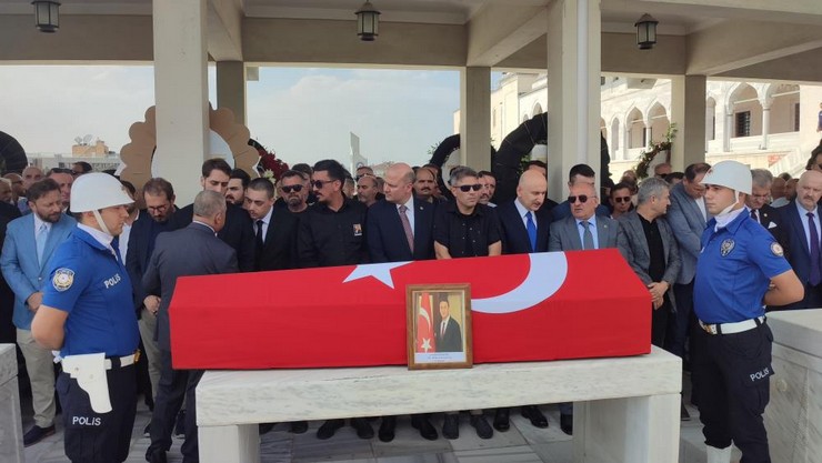 sivasta-ailesi-ile-birlikte-gecirdigi-trafik-kazasi-sonucu-hayatini-kaybeden-rizeli-eski-vali-ve-mulkiye-basmufettisi-erol-karaomeroglu-ankarada-son-yolculuguna-ugurl-5-001.jpg