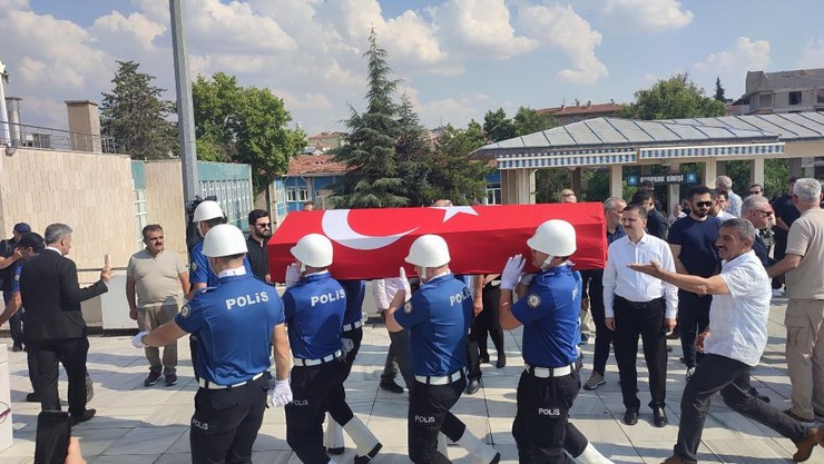 sivasta-ailesi-ile-birlikte-gecirdigi-trafik-kazasi-sonucu-hayatini-kaybeden-rizeli-eski-vali-ve-mulkiye-basmufettisi-erol-karaomeroglu-ankarada-son-yolculuguna-ugurlan-1.jpg