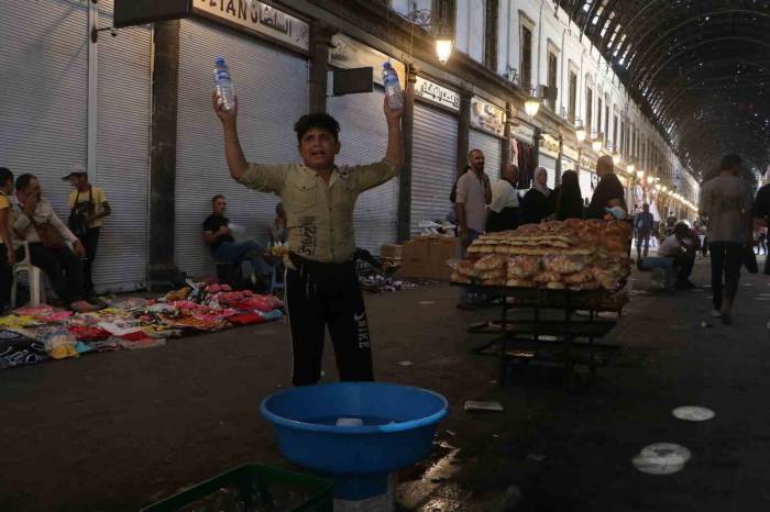 Savaşın Çocukları Soğuk Meşrubat Satarak Ailelerine Destek Oluyor