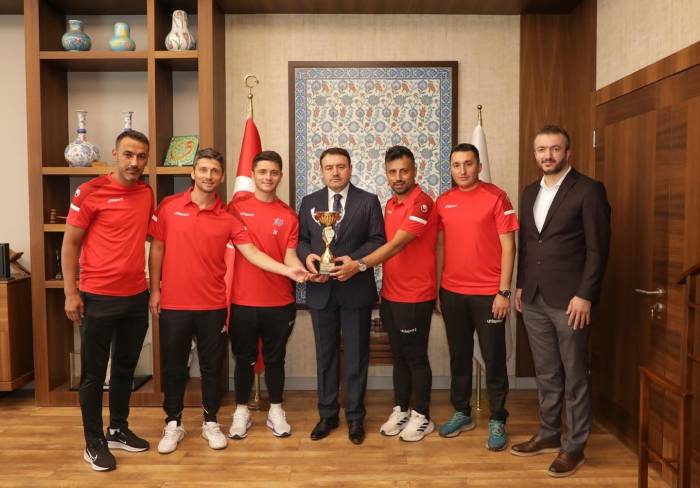 Vali Musa Işın, Türkiye Şampiyonu Kütahya Ecofirm Ayak Tenisi Takımını Ağırladı