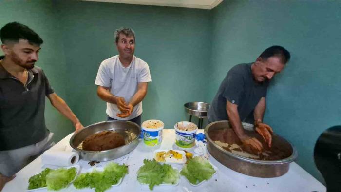 Yarım Ton Çiğköfte Yoğurup, Memleket Havası Yaşıyorlar