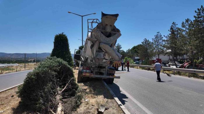 Kütahya’da Mikser Tıra Çarptı: 1 Yaralı