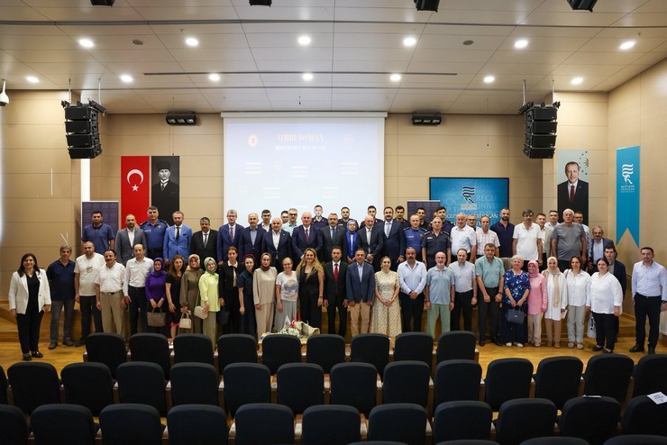 kamu-basdenetcisi-mehmet-akarca-ombudsman-rizelilerle-bulusuyor-temali-konferans-kapsaminda-rizede-vatandaslarla-bir-araya-geldi-9.jpg