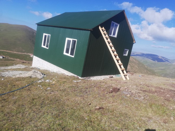 trabzon-ile-gumushane-sinirlarinda-bulunan-kadirga-yaylasinda-kacak-oldugu-belirtilen-evin-yikimi-sirasinda-gerginlik-yasandi-1.jpg