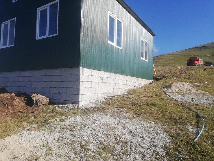 trabzon-ile-gumushane-sinirlarinda-bulunan-kadirga-yaylasinda-kacak-oldugu-belirtilen-evin-yikimi-sirasinda-gerginlik-yasandi-3.jpg