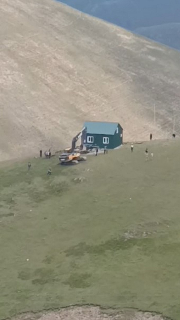 trabzon-ile-gumushane-sinirlarinda-bulunan-kadirga-yaylasinda-kacak-oldugu-belirtilen-evin-yikimi-sirasinda-gerginlik-yasandi-7.jpg