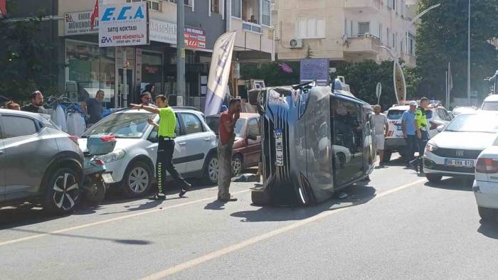 Yalova’da Suv Tipi Araç Park Halindeki İki Otomobile Çarparak Devrildi
