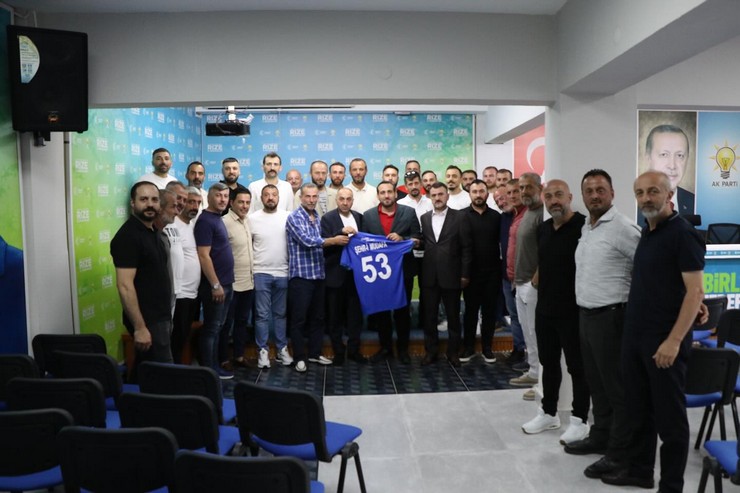 caykur-rizespor-taraftar-grubu-sehr-i-mudafa-ak-partiyi-ziyaret-etti-1.jpg