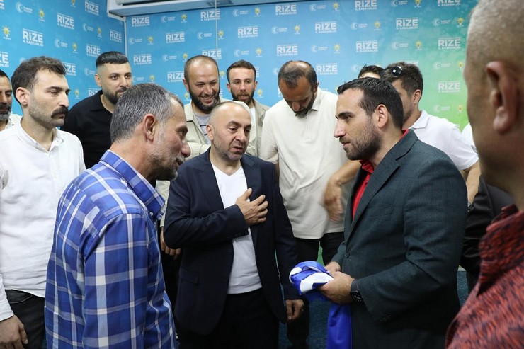 caykur-rizespor-taraftar-grubu-sehr-i-mudafa-ak-partiyi-ziyaret-etti-6.jpg