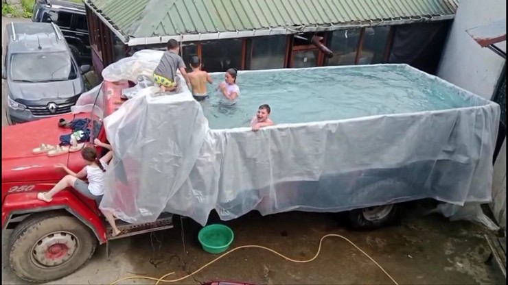 rizenin-ardesen-ilcesinde-hizir-sofuoglu-denize-gitmek-isteyen-cocuklari-icin-kamyonun-kasasini-brandayla-su-gecirmez-hale-getirerek-havuza-donusturdu-cocuklar-kamyo-3.jpg