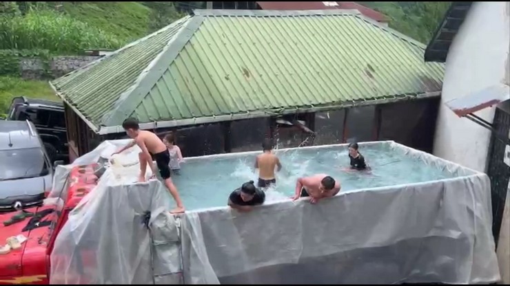 rizenin-ardesen-ilcesinde-hizir-sofuoglu-denize-gitmek-isteyen-cocuklari-icin-kamyonun-kasasini-brandayla-su-gecirmez-hale-getirerek-havuza-donusturdu-cocuklar-kamyo-4.jpg