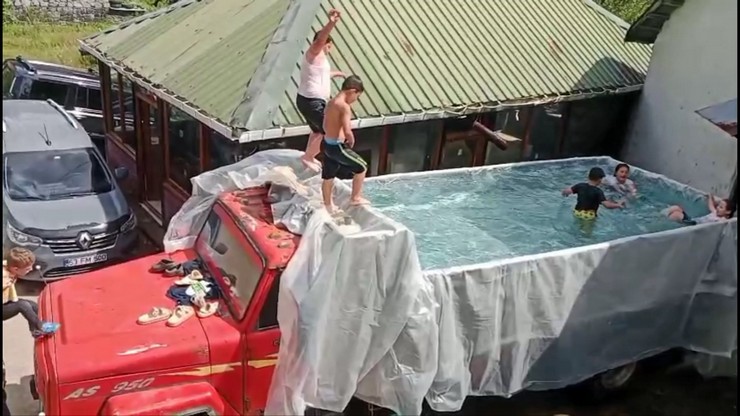 rizenin-ardesen-ilcesinde-hizir-sofuoglu-denize-gitmek-isteyen-cocuklari-icin-kamyonun-kasasini-brandayla-su-gecirmez-hale-getirerek-havuza-donusturdu-cocuklar-kamyo-5.jpg