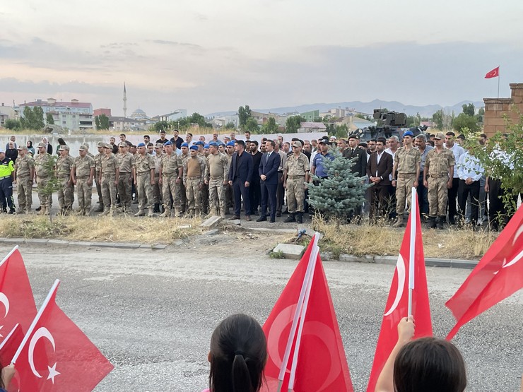 musun-malazgirt-ilcesinde-10-yil-once-pkkli-teroristlerce-sehit-edilen-jandarma-binbasi-arslan-kulaksiz-sehit-dustugu-noktada-duzenlenen-torenle-anildi-1.jpg