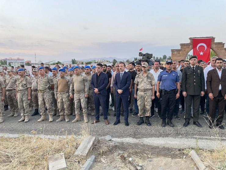 musun-malazgirt-ilcesinde-10-yil-once-pkkli-teroristlerce-sehit-edilen-jandarma-binbasi-arslan-kulaksiz-sehit-dustugu-noktada-duzenlenen-torenle-anildi-2.jpg