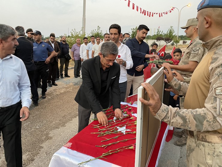 musun-malazgirt-ilcesinde-10-yil-once-pkkli-teroristlerce-sehit-edilen-jandarma-binbasi-arslan-kulaksiz-sehit-dustugu-noktada-duzenlenen-torenle-anildi-4.jpg