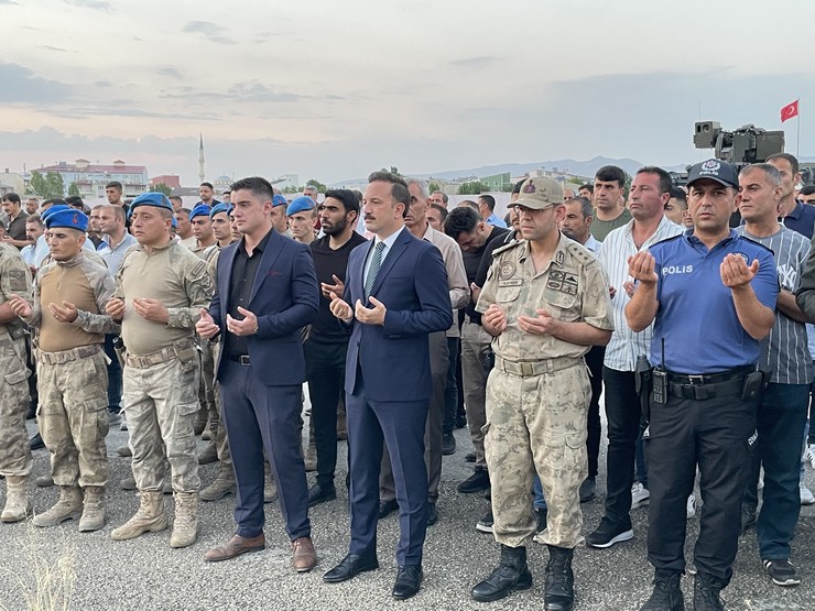 musun-malazgirt-ilcesinde-10-yil-once-pkkli-teroristlerce-sehit-edilen-jandarma-binbasi-arslan-kulaksiz-sehit-dustugu-noktada-duzenlenen-torenle-anildi-6.jpg