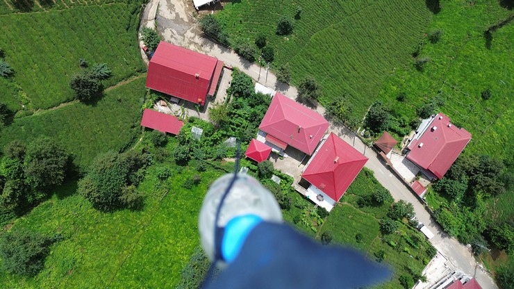 rizede-cay-mustahsili-eve-uzak-olan-arazisine-dron-ile-su-tasidi-3.jpg