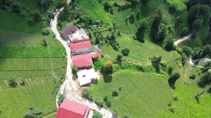 rizede-cay-mustahsili-eve-uzak-olan-arazisine-dron-ile-su-tasidi-7.jpg