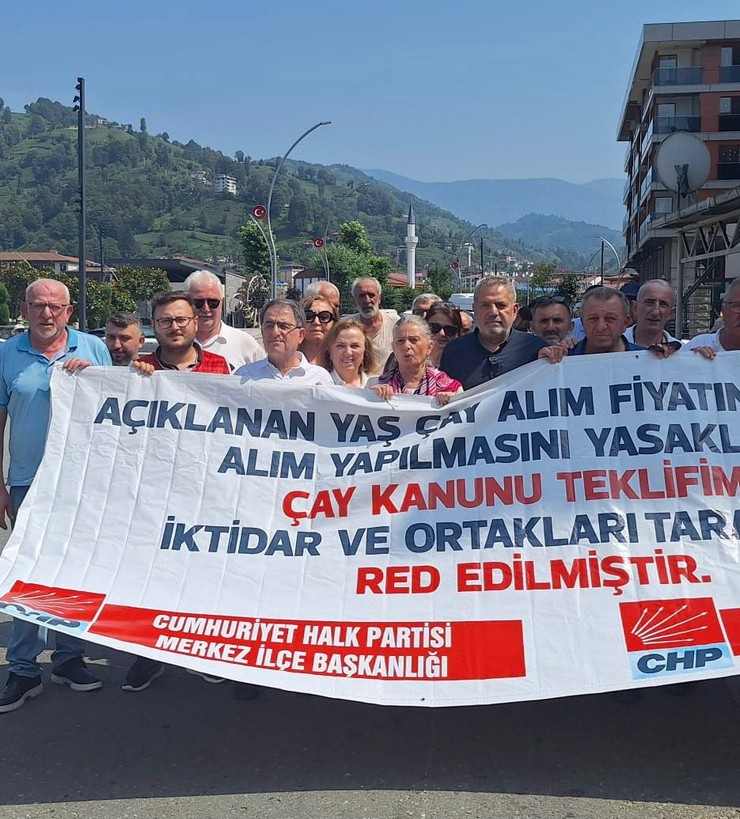 cumhuriyet-halk-partisi-chp-rize-il-baskanligi-cay-ureticilerinin-yasadigi-sorunlara-dikkat-cekmek-amaciyla-ilk-eylemini-cumhurbaskani-recep-tayyip-erdoganin-baba-o-3.jpg