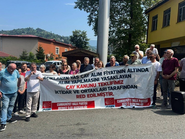 cumhuriyet-halk-partisi-chp-rize-il-baskanligi-cay-ureticilerinin-yasadigi-sorunlara-dikkat-cekmek-amaciyla-ilk-eylemini-cumhurbaskani-recep-tayyip-erdoganin-baba-oca-1.jpg