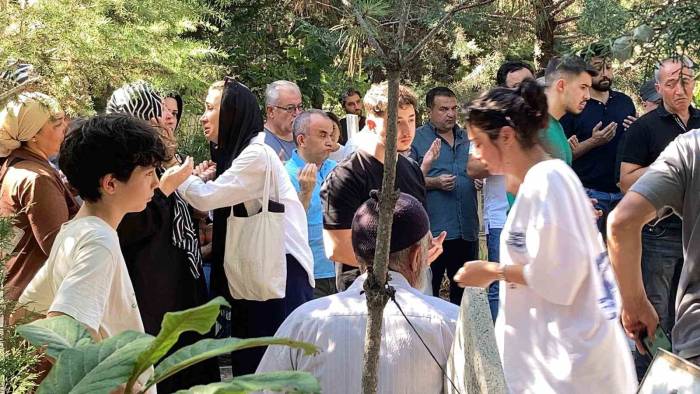 Antalya’da Kaldırımda Yürürken Otomobilin Çarptığı Üniversiteli Genç Burdur’da Toprağa Verildi