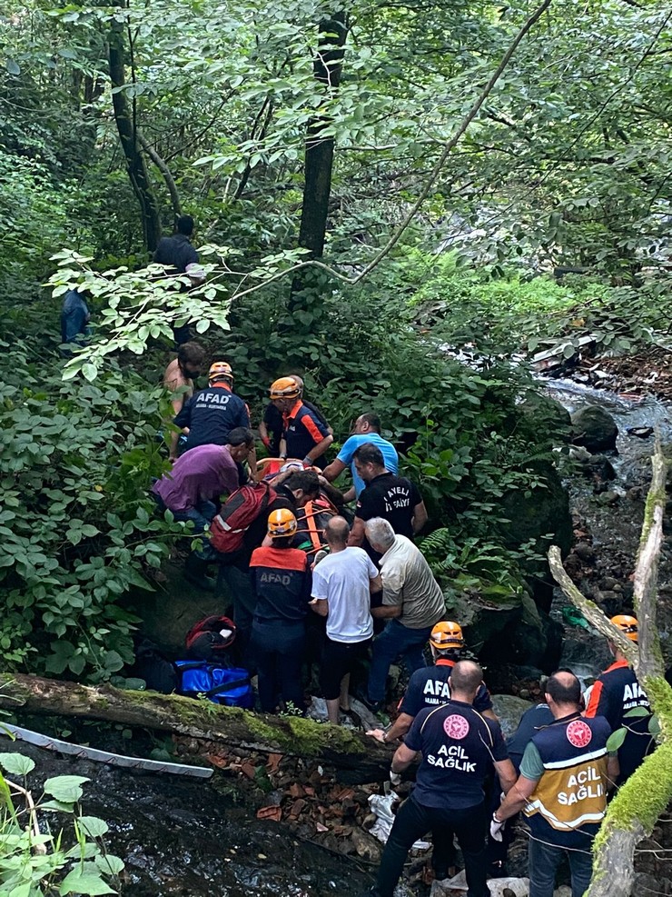 rizede-dereye-yuvarlanan-otomobilden-yarali-kurtarildi-2.jpg