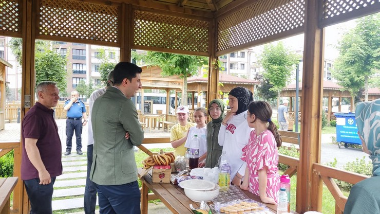 rizenin-guneysu-ilcesinde-guneysu-kaymakami-eyup-gurdal-ve-belediye-baskani-rifat-ozer-ilcedeki-yaz-kuran-kursu-kiz-ogrencileriyle-guneysu-millet-bahcesinde-samimi-5-001.jpg