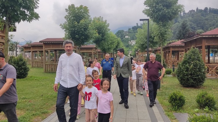 rizenin-guneysu-ilcesinde-guneysu-kaymakami-eyup-gurdal-ve-belediye-baskani-rifat-ozer-ilcedeki-yaz-kuran-kursu-kiz-ogrencileriyle-guneysu-millet-bahcesinde-samimi-8.jpg