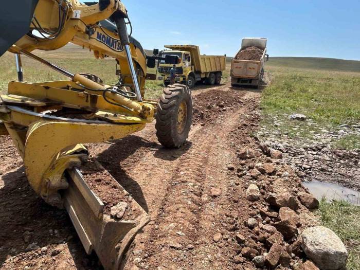 Kars’ta Yayla Yolları Yapımı Sürüyor