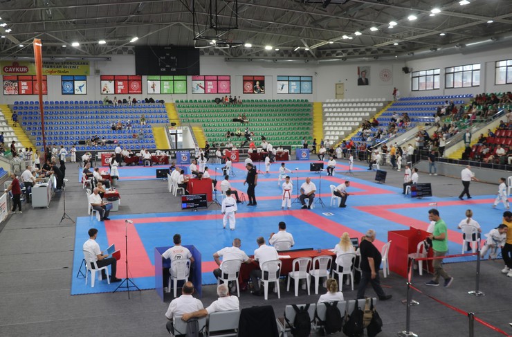 karadeniz-ve-hazar-ulkeleri-karate-sampiyonasi-rizede-basladi-1.jpg