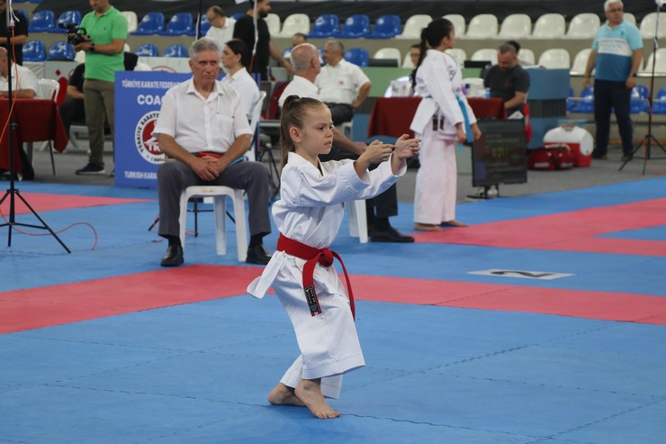 karadeniz-ve-hazar-ulkeleri-karate-sampiyonasi-rizede-basladi-4.jpg